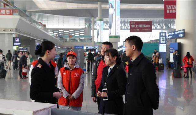 情满旅途，1435温暖您的回家路，成都志愿者在行动