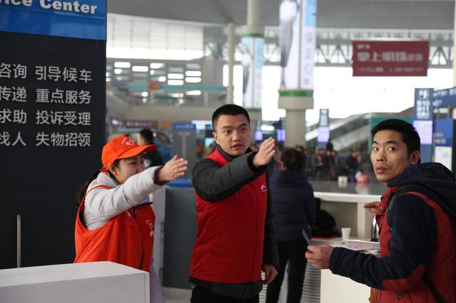 情满旅途，1435温暖您的回家路，成都志愿者在行动