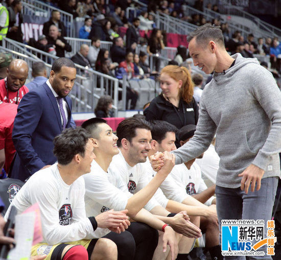 吴亦凡观摩NBA关怀项目 与姚明交流公益心得