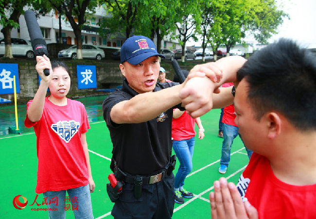 图为在防卫课程区，教官现场教授遇到袭击时实用解脱术和逃离、报警的正确方法。刘政宁 摄