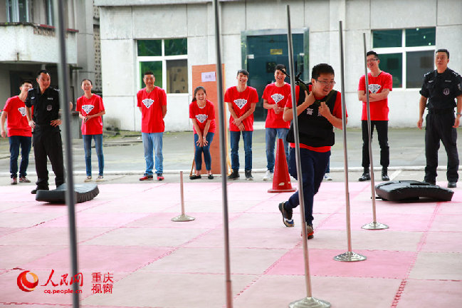 5月8日，重庆“青年志愿者警察营” 正式开班。图为教官带领学员参加训前测试。刘政宁 摄