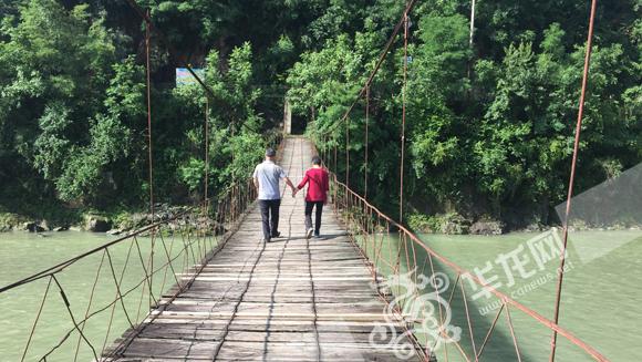 老教师扎根大山38年 为了学生“抛下”重病妻子