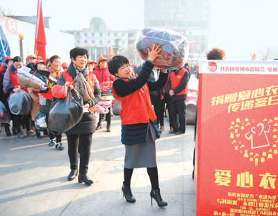 5日，志愿者在安徽省亳州市魏武广场捐赠爱心衣物。 　　刘勤利摄