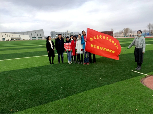 青海省都兰县：在职党员进社区开展环境卫生清扫.png