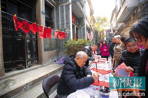 在今年年初,有长者义工在社区中为街坊写春联。　新快报记者　郗慧晶:摄(资料图)