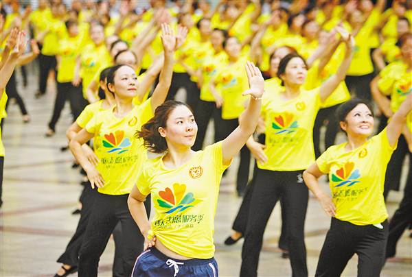 八月五日，沙坪坝区三峡广场，“好体育人”志愿者齐跳健美操。见习记者 苏思 摄