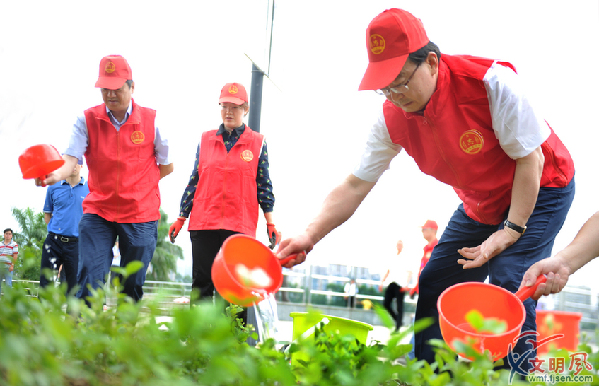 省委常委、市委书记王宁等市领导以普通党员志愿者身份参加爱绿护绿志愿服务活动。